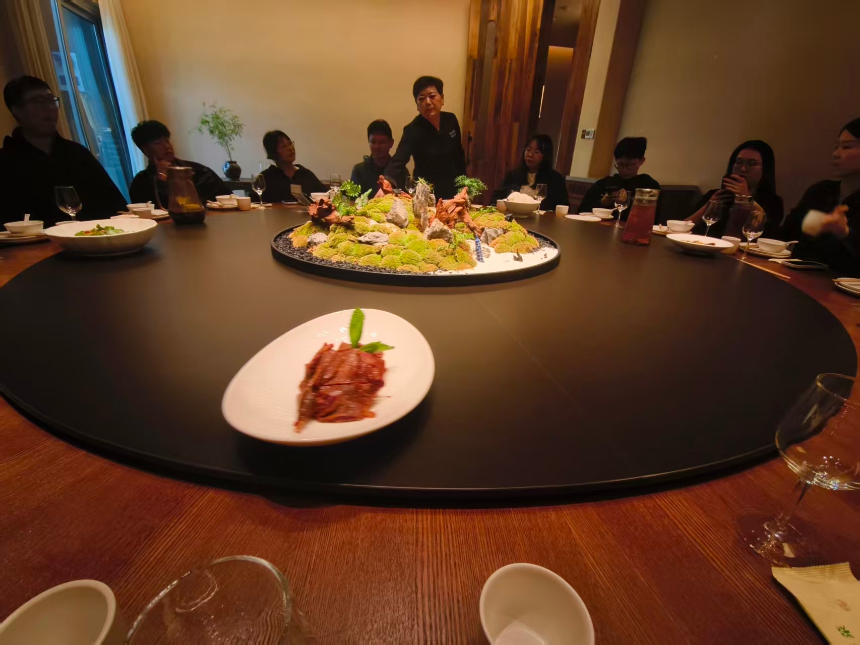 今天的小聚餐，圆桌上坐满了同事。